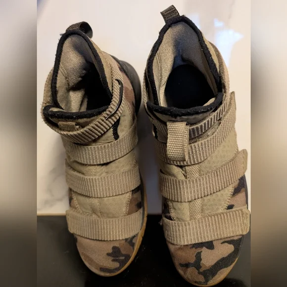 Nike Zoom LeBron Soldier XI Como Sneakers Junior Size 6.5Y MSRP $140 - Picture 4 of 9